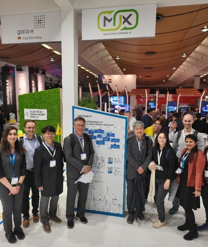 Workshop participants visiting the Plattform Industrie 4.0 booth at the Hannover Messe.